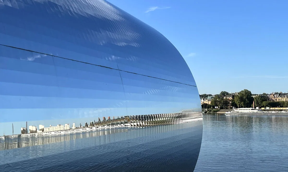 Kunstobjekt mit Spiegeln und Blick über den Rhein auf die Stadt Mainz &middot; Elektro Roth GmbH